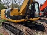 Escavatore cingolato Caterpillar 320D del 2019, vista posteriore tre quarti