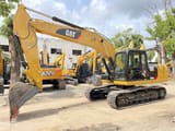 Гусеничный экскаватор Caterpillar 320D2 2023 года, вид сбоку