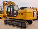 2024 Caterpillar 320D2L Raupenbagger, hintere Dreiviertelansicht