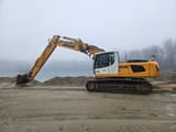 2010 Liebherr R916 LC LITRONIC crawler excavator, side profile view