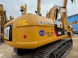 Escavatore cingolato Caterpillar 320D del 2020, vista posteriore tre quarti