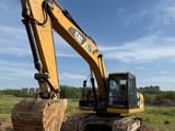 Pelle sur chenilles Caterpillar 320D2 2017, vue trois-quarts avant