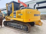 Escavadora de rastos Komatsu PC200-8 2023, vista traseira a três quartos