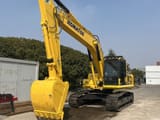 Koparka gąsienicowa Komatsu PC220-8 z 2023, widok z przodu pod kątem