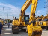 Escavatore cingolato Komatsu PC200-8 del 2022, vista anteriore tre quarti