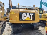 2025 Caterpillar 320D2 paletli ekskavatör, arkadan görünüm