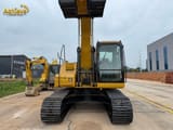 Pelle sur chenilles Caterpillar 320D 2025, vue de face