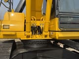 Détail flèche et cabine pelle sur chenilles Komatsu PC220-8 2023