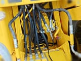 Dettaglio impianto idraulico escavatore cingolato Komatsu PC220-8 del 2023