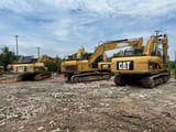 Caterpillar 320D Raupenbagger (2020), Rückansicht Dreiviertel