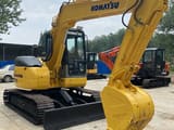 Escavadora de rastos Komatsu PC200-8 de 2013, vista frontal a três quartos