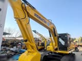Pelle sur chenilles Komatsu PC220-8 de 2020, vue avant trois quarts