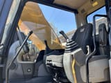 2025 Caterpillar 320D2 Crawler Excavator vista interna