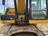 Pelle sur chenilles Caterpillar 320D2 de 2017, vue avant de la cabine