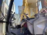 Vista interior de cabina de excavadora de orugas Caterpillar 320CL 2017