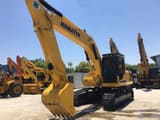 Escavatore cingolato Komatsu PC220-8 del 2023, vista anteriore tre quarti