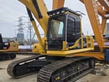 Pelle sur chenilles Komatsu PC220-8 de 2023, vue avant trois-quarts