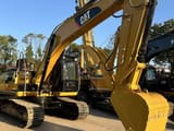 Caterpillar 320D2 rupsgraafmachine uit 2015, vooraanzicht driekwart