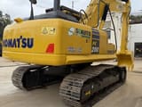 2023 Komatsu PC200-8 Raupenbagger, Dreiviertelansicht von hinten
