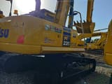 Pelle sur chenilles Komatsu PC220-8 de 2023, vue arrière trois-quarts