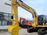 Pelle sur chenilles Komatsu PC200-8 de 2012, vue avant trois-quarts