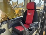 2020 Caterpillar 320CL excavator pe senile, vedere interior cabina