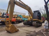 Escavatore cingolato Komatsu PC200-8 del 2018, vista anteriore tre quarti