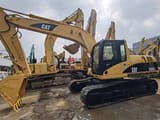 Pelle sur chenilles Caterpillar 320CL de 2015, vue trois-quarts avant