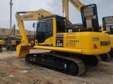 Escavatore cingolato Komatsu PC220-8 del 2020, vista posteriore a tre quarti