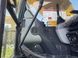 Vista interna dell'escavatore cingolato Komatsu PC220-8 del 2023