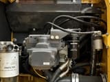 Détail du compartiment moteur d'une pelle sur chenilles Komatsu PC200-8 de 2022