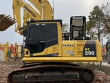 Komatsu PC200-8N1 Raupenbagger, Seitenansicht