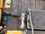 Dettaglio radiatore e sistema di raffreddamento escavatore cingolato Caterpillar 320D2 del 2024