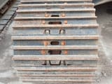 Dettaglio cingoli di escavatore cingolato Komatsu PC220-8 del 2020