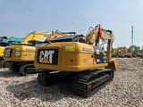 Гусеничный экскаватор 2021 Caterpillar 320D2, задний вид в три четверти