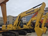 Pelle sur chenilles Komatsu PC220-8 de 2023, vue de côté