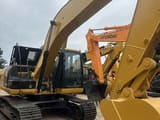 2024 Caterpillar 320D2 Raupenbagger, Ansicht von hinten dreiviertel