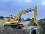 2025 Komatsu PC225LC-11MO crawler excavator, side profile view