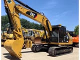 Pelle sur chenilles Caterpillar 320D2 2025, vue avant trois-quarts