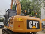 Excavator pe senile Caterpillar 320D2, vedere spate trei sferturi