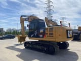 Escavatore cingolato Caterpillar 320D2L del 2022, vista posteriore a tre quarti