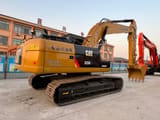 2022 Caterpillar 325D2 L koparka gąsienicowa, widok z tyłu pod kątem