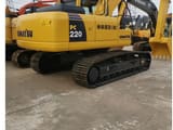 Escavatore cingolato Komatsu PC220-8 del 2020, vista posteriore tre quarti