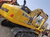 Excavator pe senile 2023 Komatsu PC220-8, vedere spate trei sferturi