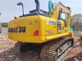 Koparka gąsienicowa Komatsu PC200-8 z 2023 r., widok z tyłu z trzech czwartych