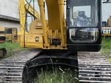 Caterpillar 320CL paletli ekskavatör, önden görünüm