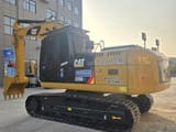 2022 Caterpillar 320D2L Raupenbagger, hintere Dreiviertelansicht