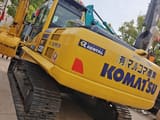 2024 Komatsu PC220-8 Raupenbagger, Ansicht von hinten dreiviertel