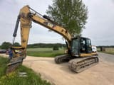 Seitenansicht eines Caterpillar 320D Raupenbaggers von 2011