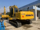Escavatore cingolato Komatsu PC220-8 del 2023, vista posteriore tre quarti